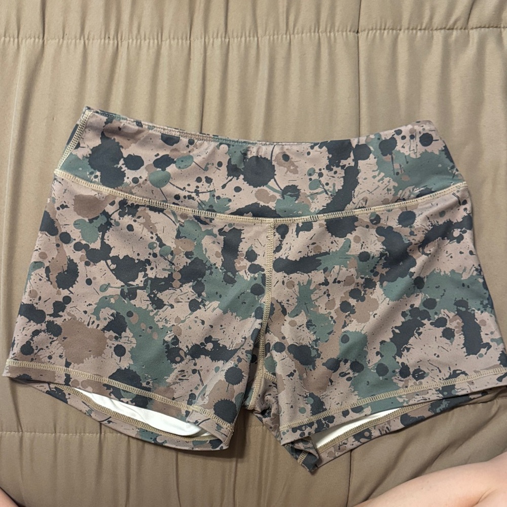 Born Primitive Camouflage Women's Shorts Small